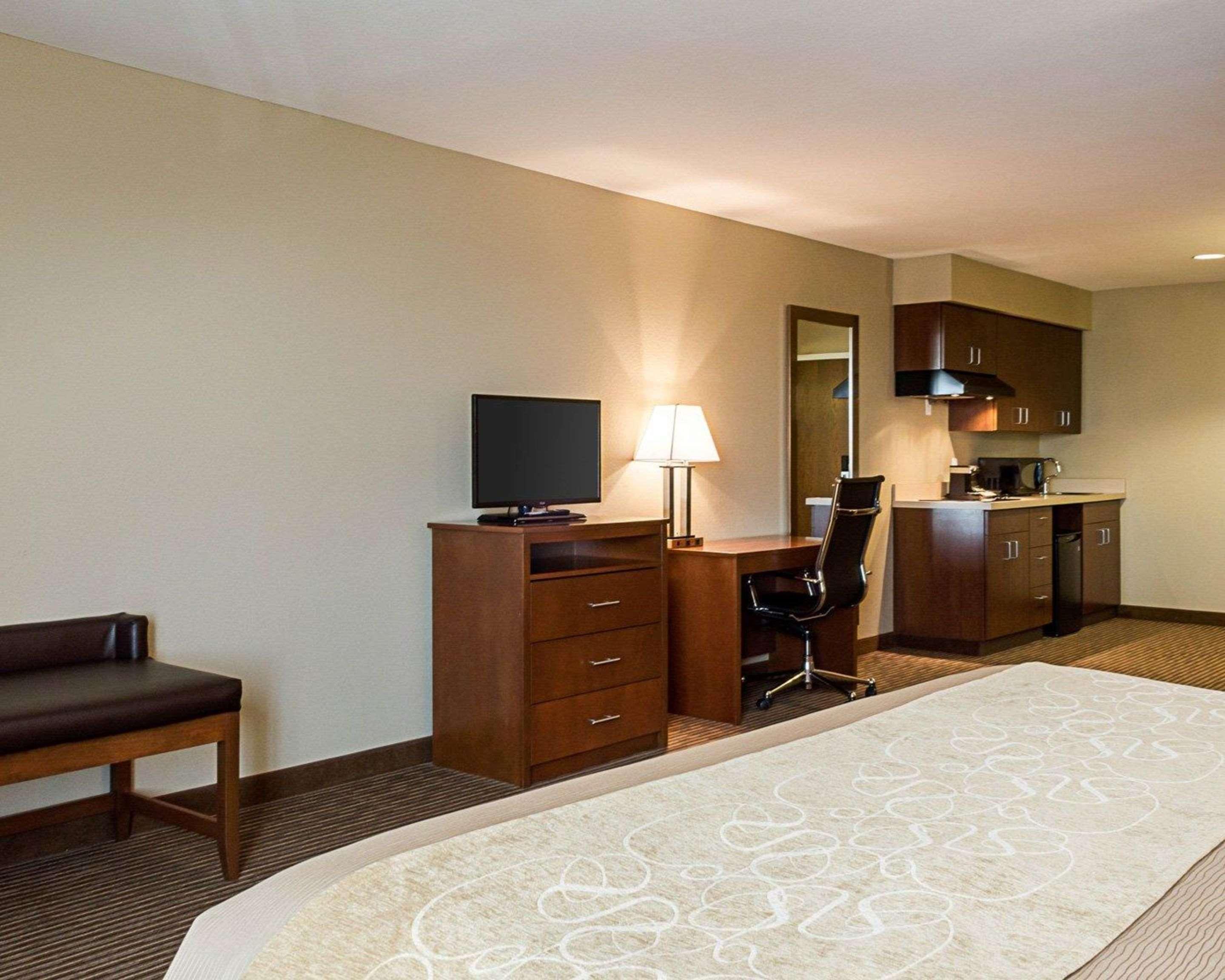 Comfort Inn & Suites Watford City Exterior photo