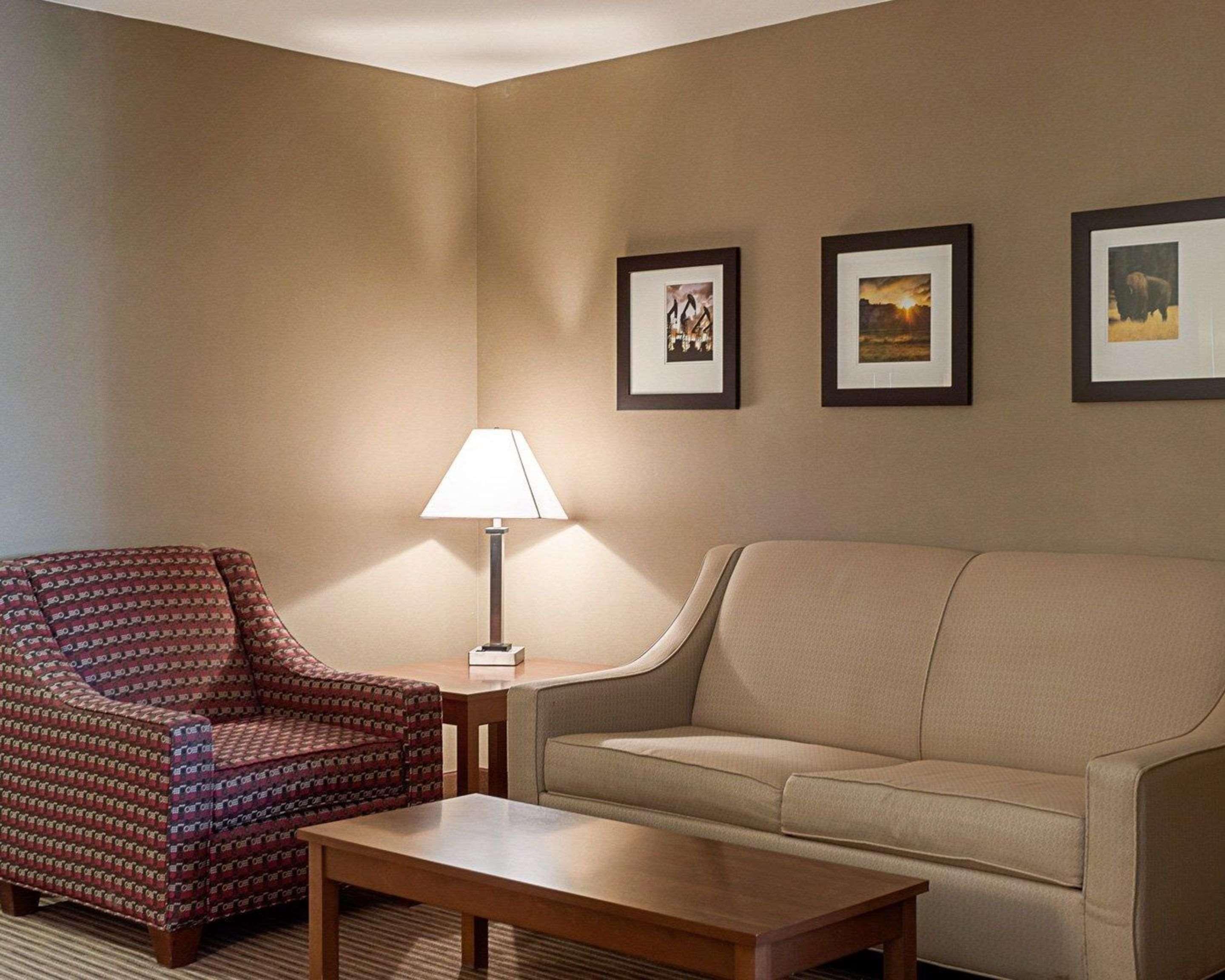 Comfort Inn & Suites Watford City Exterior photo