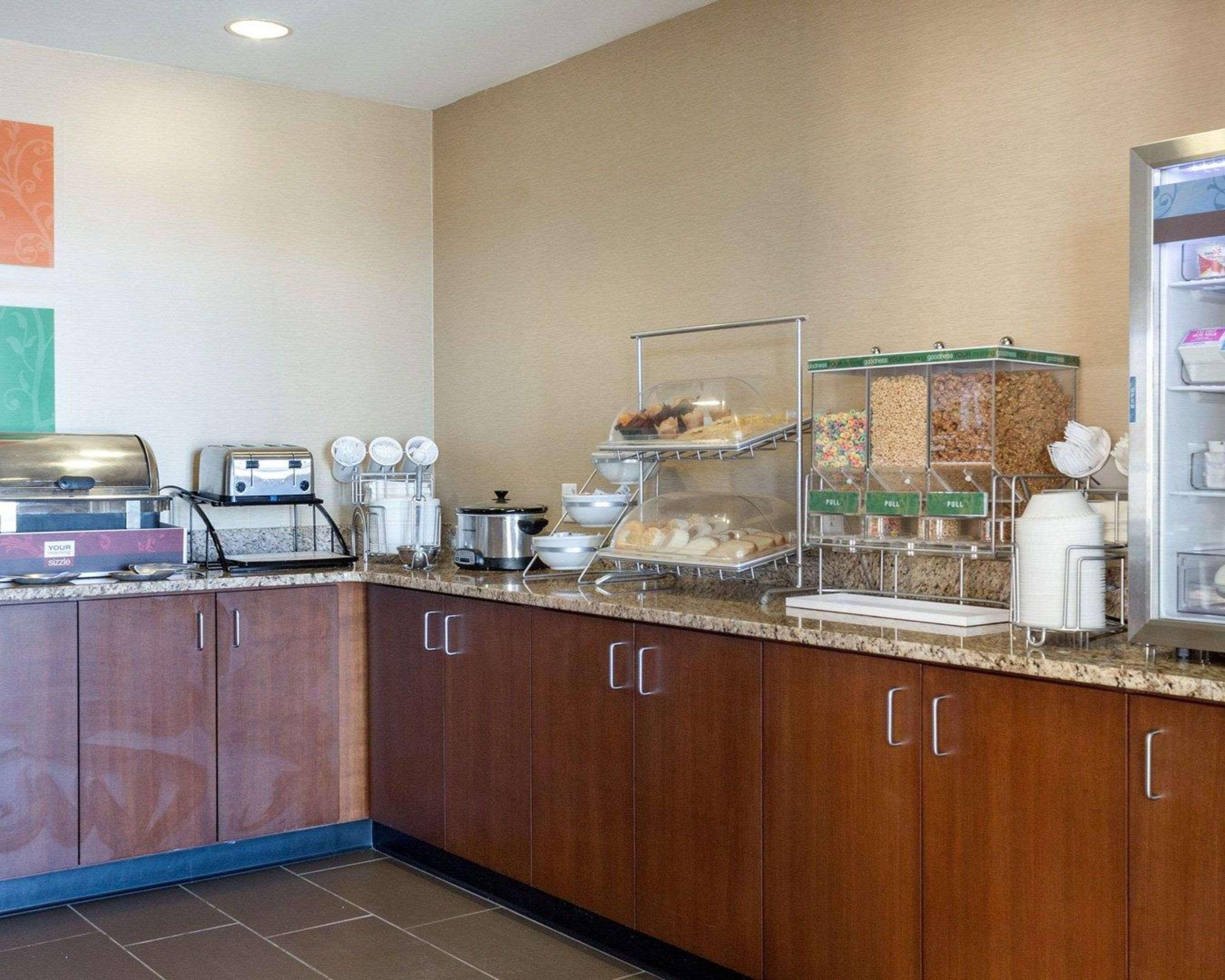 Comfort Inn & Suites Watford City Exterior photo