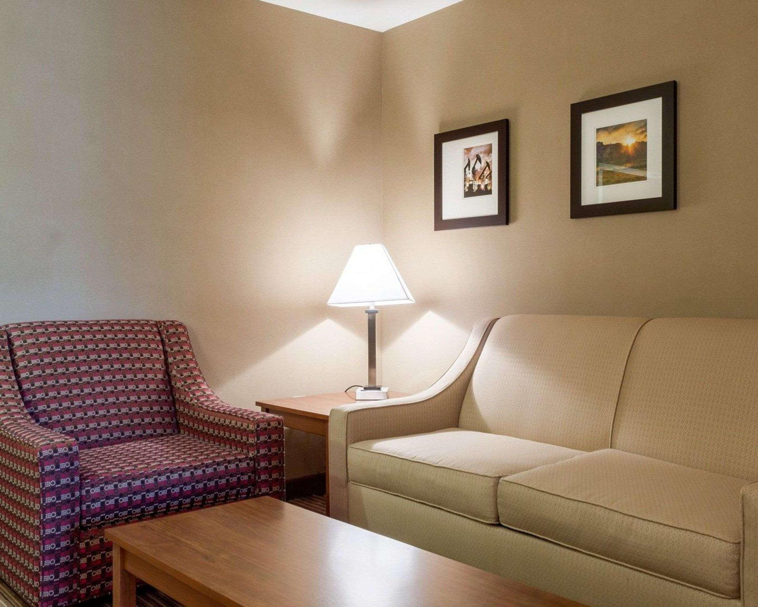 Comfort Inn & Suites Watford City Exterior photo