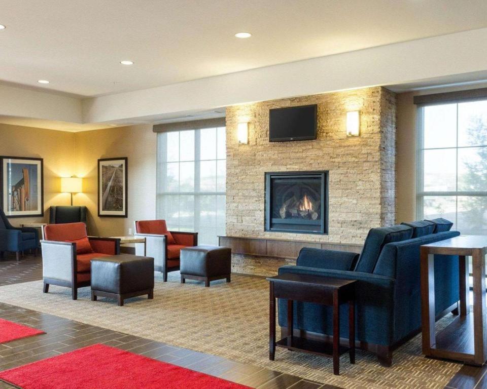 Comfort Inn & Suites Watford City Exterior photo